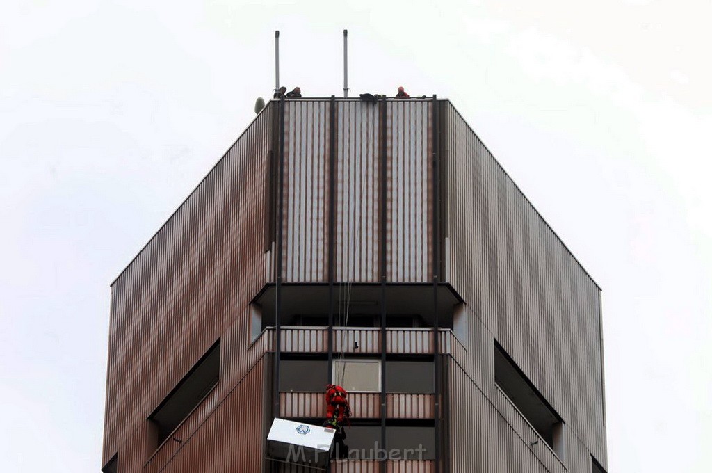 Gondel mit 2 Arbeiter blieb haengen Uni Center Koeln Luxemburgerstr P03.jpg